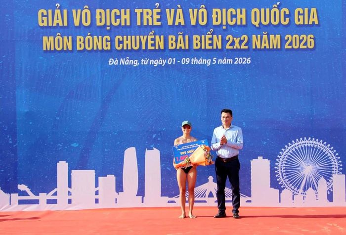 Ông Đào Xuân Chung, phụ trách bộ môn bóng chuyền (Cục TDTT), trao danh hiệu VĐV nữ xuất sắc nhất giải Vô địch trẻ quốc gia cho VĐV Trần Thị Hồng Tuyết (TP.HCM 1)