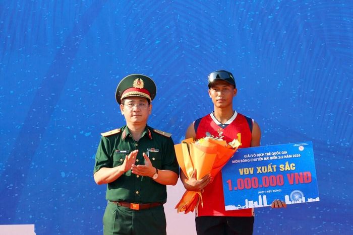 Thiếu tướng Phan Đại Nghĩa, Phó Tư lệnh kiêm Tham mưu trưởng Quân khu 5 trao thưởng cho VĐV nam xuất sắc nhất giải Vô địch trẻ quốc gia Chanh Sa May của đội Quân khu 5 2