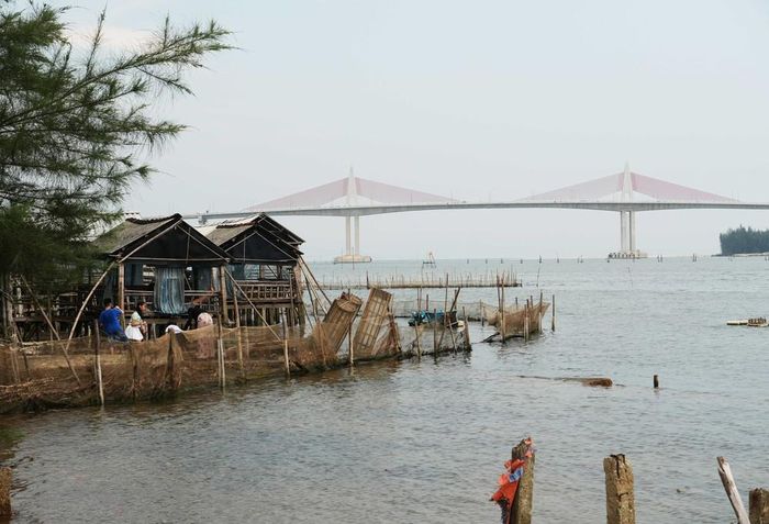 Du khách tham quan ven phá Tam Giang và ngắm nhìn cầu vượt cửa biển Thuận An, thành phố Huế. Ảnh: Nguyên Lý - TTXVN
