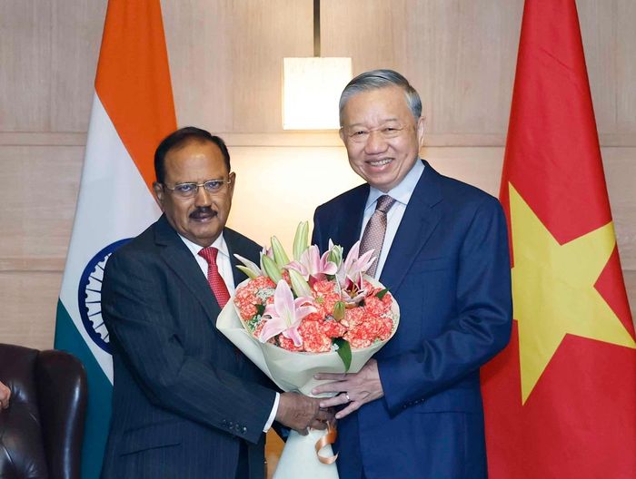 Cố vấn An ninh Quốc gia Ấn Độ Ajit Doval tặng hoa Tổng Bí thư, Chủ tịch nước Tô Lâm