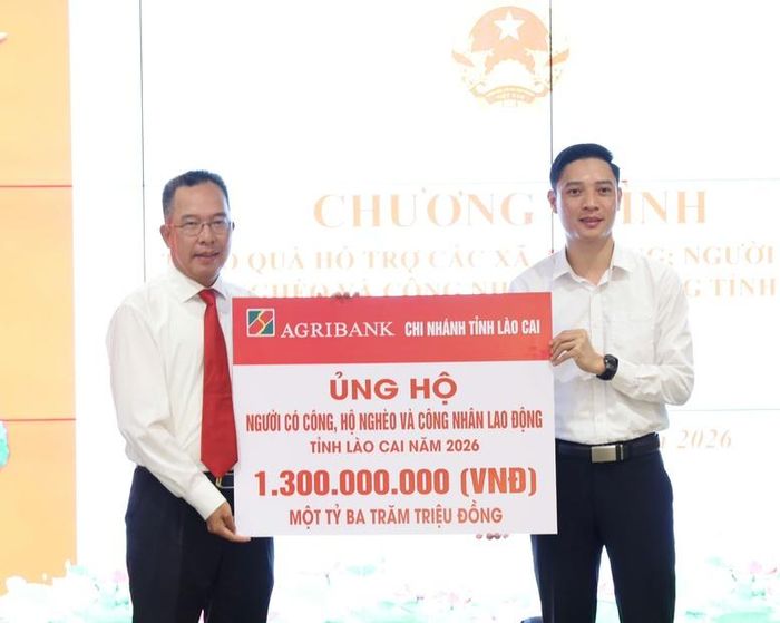 Agribank Chi nhánh Lào Cai trao tặng 1.000 suất quà an sinh xã hội cho người có công, hộ nghèo và công nhân lao động tỉnh Lào Cai - Ảnh: VGP/Thu Giang