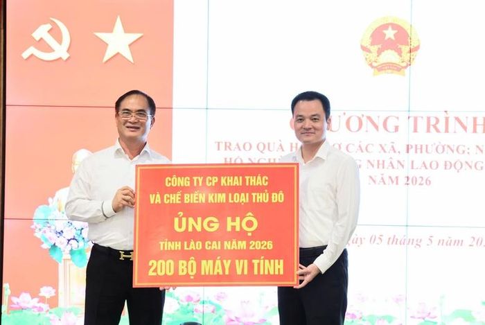 Trao tặng 200 máy tính nhằm phục vụ công tác chuyển đổi số tại các xã, phường trên địa bàn tỉnh Lào Cai - Ảnh: VGP/Thu Giang