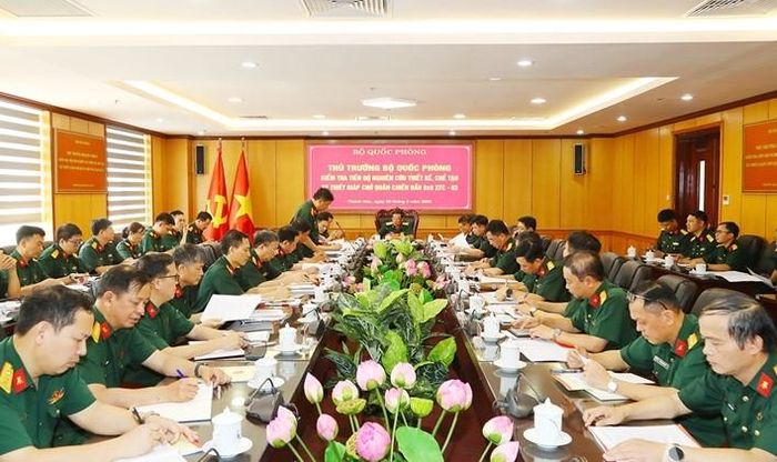 Thượng tướng Phạm Hoài Nam, Ủy viên Trung ương Đảng, Ủy viên Thường vụ Quân ủy Trung ương, Thứ trưởng Bộ Quốc phòng chủ trì kiểm tra tiến độ nghiên cứu thiết kế, chế tạo xe thiết giáp chở quân chiến đấu XTC-03.