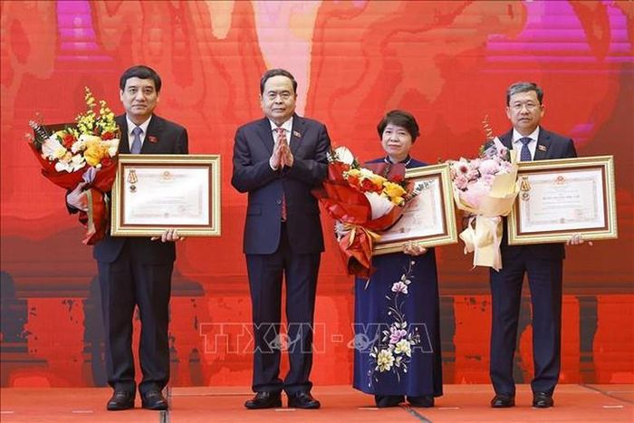 Chủ tịch Quốc hội Trần Thanh Mẫn trao Huân chương Độc lập hạng Ba của Chủ tịch nước tặng 3 tập thể, gồm: Ủy ban Xã hội của Quốc hội (giai đoạn 1964 - 2024), Ủy ban Đối ngoại của Quốc hội (giai đoạn 1974 - 2024) và Ủy ban Văn hóa, Giáo dục của Quốc hội (giai đoạn 1964 - 2024) - Ảnh: TTXVN