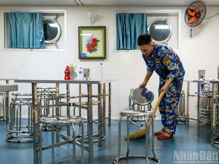 Những bàn ăn được xếp theo hàng lối ngay ngắn, gọn gàng với những món ăn được chế biến ngon, đầy đủ chất dinh dưỡng.