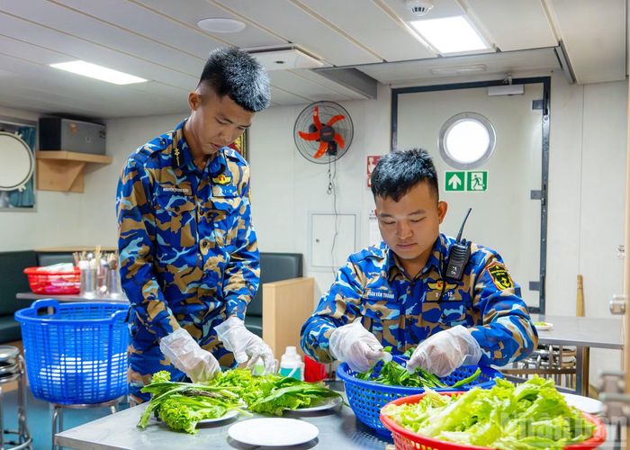 Với điều kiện hành quân nhiều ngày trên biển, số lượng đại biểu lớn, bảo đảm vệ sinh an toàn thực phẩm là tiêu chí luôn được đặt lên hàng đầu.