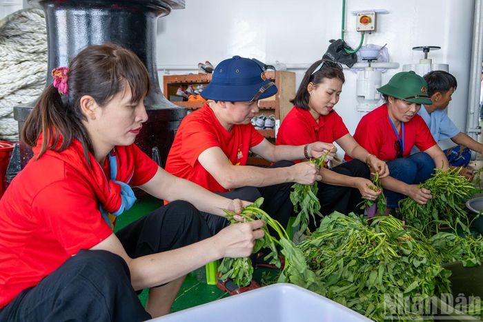 Chứng kiến trực tiếp sự vất vả của anh em trong Tổ phục vụ, nhiều đại biểu không ngại hỗ trợ các công việc hậu cần như nhặt rau, rửa bát để san sẻ phần nào vất vả với các chiến sĩ.