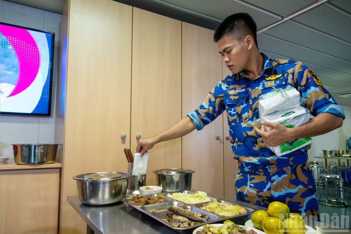 Hải trình ra đảo dài và vất vả, các chiến sĩ luôn cần mẫn chăm lo sức khỏe cho các vị khách.