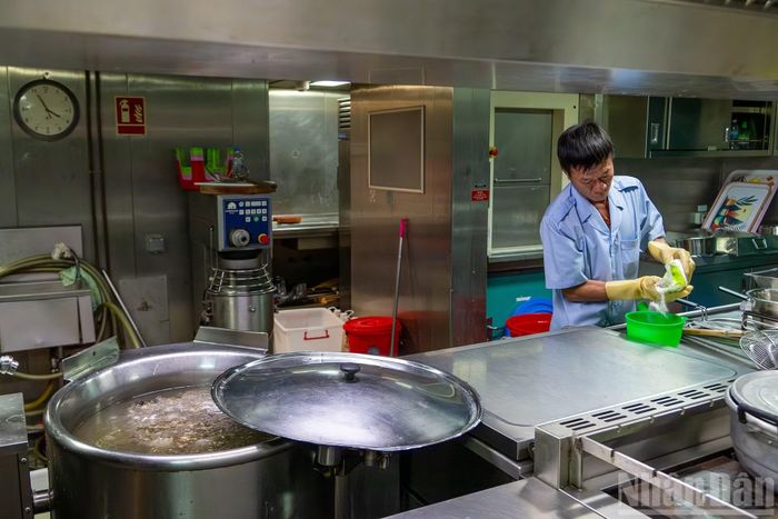 Dựa trên số lượng người, tiêu chuẩn khẩu phần và thực đơn, lực lượng hậu cần tính toán chính xác lượng thực phẩm, gia vị, rau củ cần dự trữ cho suốt chuyến đi.