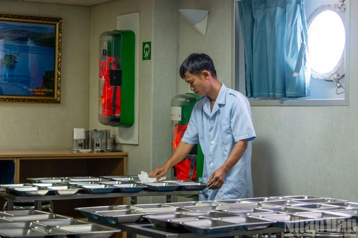 Ở trên tàu, mọi việc đều khó khăn hơn ở đất liền gấp nhiều lần, từ nguyên vật liệu đến quá trình chuẩn bị các món ăn.