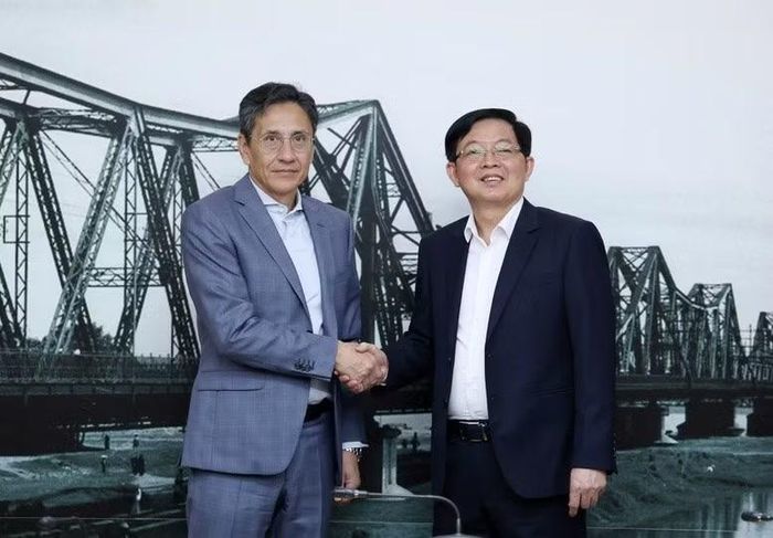 Phó Thủ tướng Hồ Quốc Dũng tiếp xã giao Chủ tịch Công ty FS Finance Suisse AG, Thụy Sĩ. (Ảnh: VGP/Gia Huy)