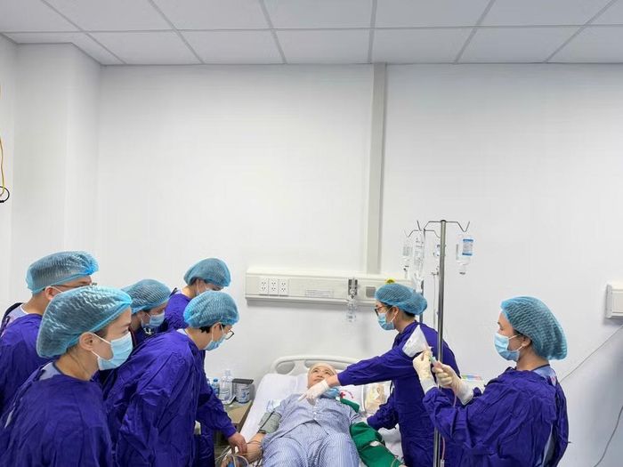 Tiến hành ca ghép cho người bệnh.