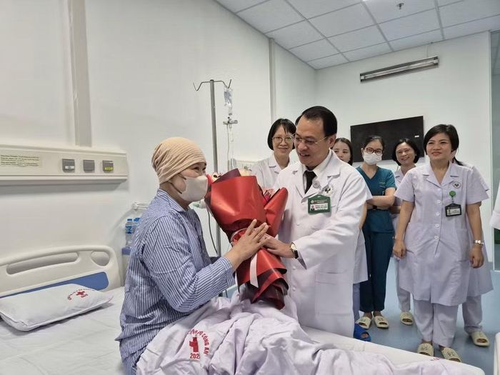 Đại tá, Phó Giáo sư, Tiến sĩ, Thầy thuốc ưu tú Nguyễn Tiến Quang, Giám đốc Bệnh viện 19-8, Bộ Công an chúc mừng bệnh nhân ra viện.