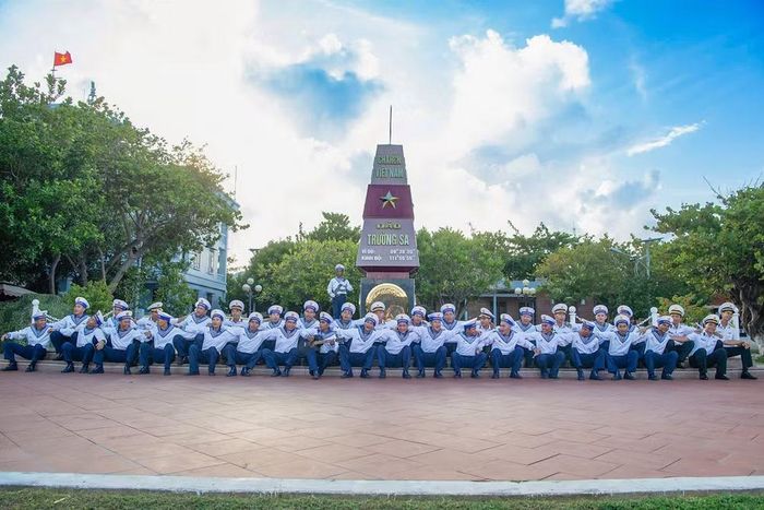 Chiến sĩ đảo Trường Sa vui văn nghệ sau giờ huấn luyện.