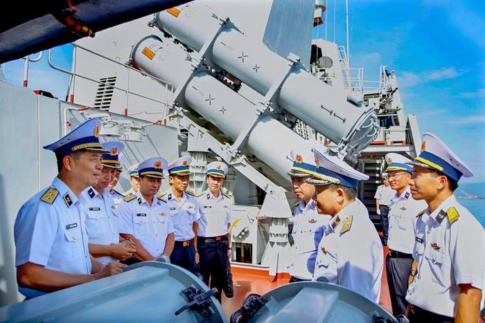 Phó Đô đốc Nguyễn An Phong, Bí thư Đảng ủy, Chính ủy Hải quân kiểm tra công tác sẵn sàng chiến đấu tại đơn vị tàu mặt nước thuộc Vùng 4 Hải quân.