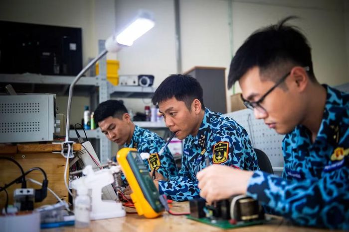 Thủy thủ tàu ngầm tích cực nghiên cứu khoa học để làm chủ đại dương.
