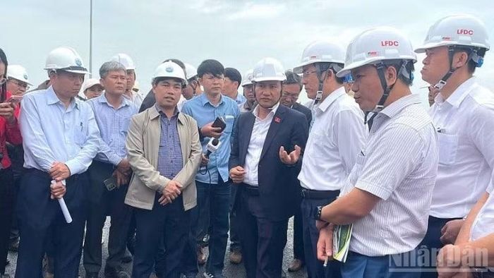 Lãnh đạo thành phố Đà Nẵng kiểm tra tiến độ thực hiện Dự án thành phần 1 Hoàn thiện đường ven biển 129 (Võ Chí Công).