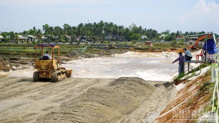 Liên danh nhà thầu Vinaconex và Vinaconex 25 đang tập trung thi công trên tại Km11+240 đến Km26+500 dài 9,5km.