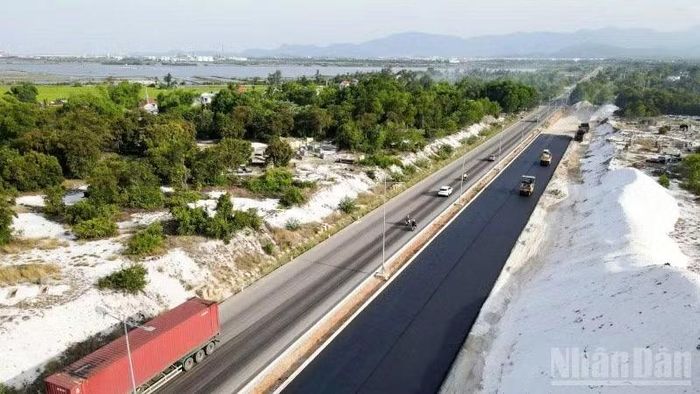 Dự án thành phần 1 Hoàn thiện đường ven biển 129 (Võ Chí Công) với tổng chiều dài tuyến khoảng 26,5km với tổng mức đầu tư hơn 1.100 tỷ đồng.