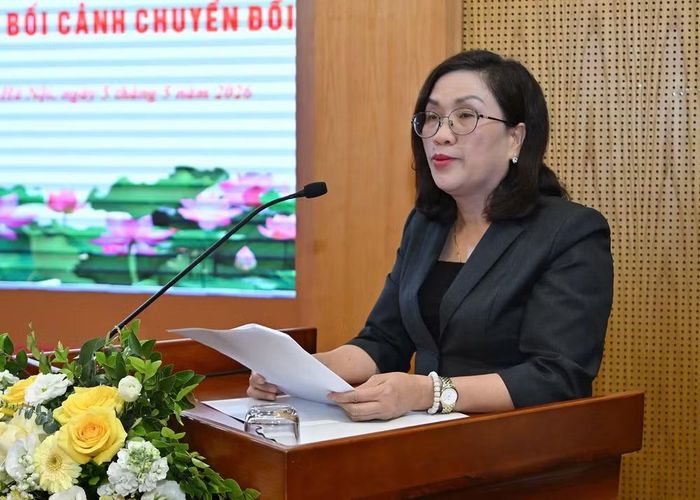 Đồng chí Đinh Thị Mai phát biểu đề dẫn hội thảo. (Ảnh: THỦY NGUYÊN)