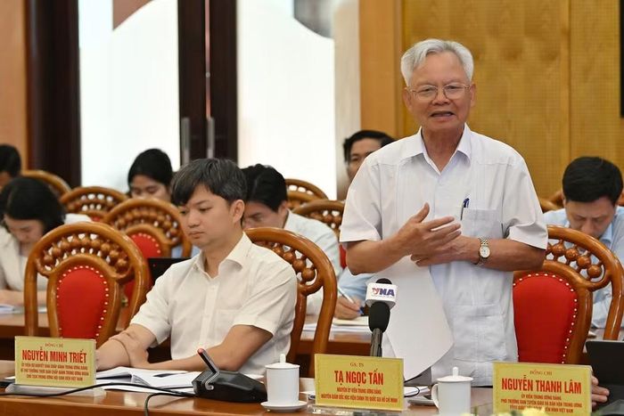 Giáo sư, Tiến sĩ Tạ Ngọc Tấn tham luận tại hội thảo. (Ảnh: THỦY NGUYÊN)