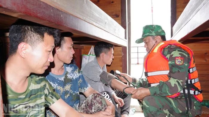 Các thuyền viên trên tàu bị nạn được đưa vào bờ để chăm sóc y tế.