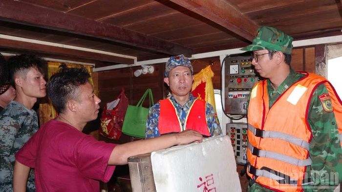 Đại tá Nguyễn Đức Hạnh, Phó Chỉ huy trưởng kiêm Tham mưu trưởng Bộ đội Biên phòng thành phố Hải Phòng, (ngoài cùng, bên phải) hỏi thăm sức khỏe các thuyền viên.