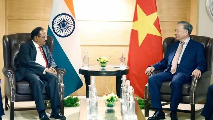 Tổng Bí thư, Chủ tịch nước Tô Lâm tiếp Cố vấn An ninh quốc gia Ấn Độ Ajit Doval. (Ảnh: TTXVN)