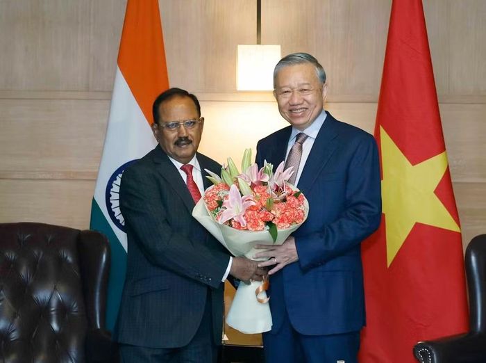 Cố vấn An ninh quốc gia Ấn Độ Ajit Doval tặng hoa Tổng Bí thư, Chủ tịch nước Tô Lâm. (Ảnh: Thống Nhất/TTXVN)