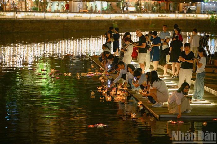 Hàng trăm ngọn hoa đăng lấp lánh trên mặt nước Hồ Văn, phản chiếu bóng Thủy Đình cổ kính tạo nên một khung cảnh nghệ thuật thị giác linh thiêng.