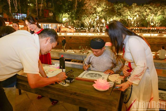Trải nghiệm nghệ thuật giấy dó, viết thư pháp...
