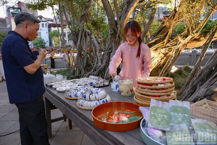 Du khách trải nghiệm không gian trà sen truyền thống.