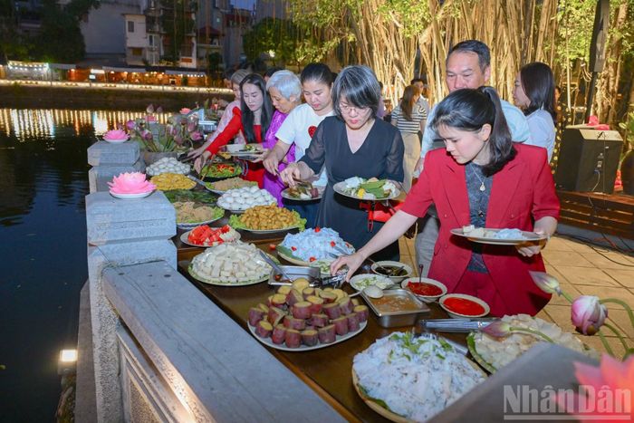 Khách mời thưởng thức tiệc buffet chay Tố Tâm. Các món chay thanh tịnh được chuẩn bị chu đáo, qua đó lan tỏa thông điệp về lối sống xanh và lòng nhân ái.