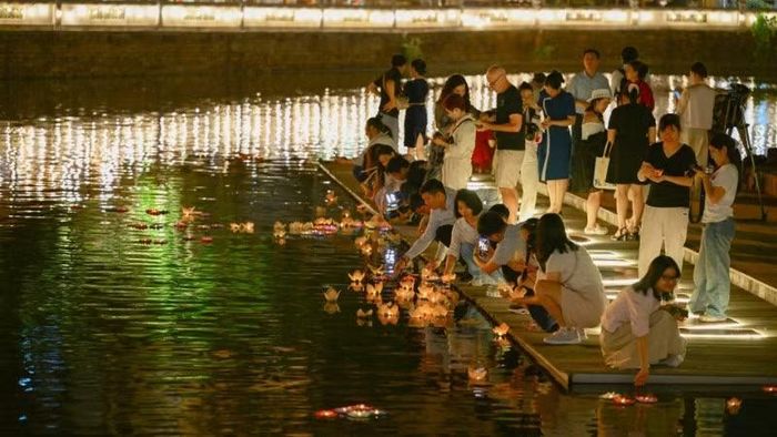 Những chiếc đèn hoa đăng chở theo ước vọng. (Ảnh: BẢO LONG)