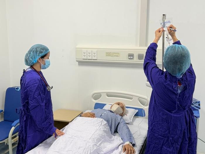Bác sĩ kiểm tra sức khỏe bệnh nhân sau ghép tế bào gốc