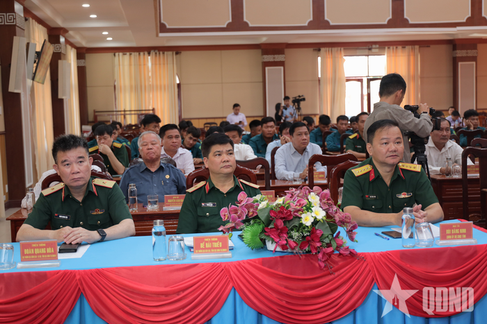 Các đại biểu tham dự buổi lễ.
