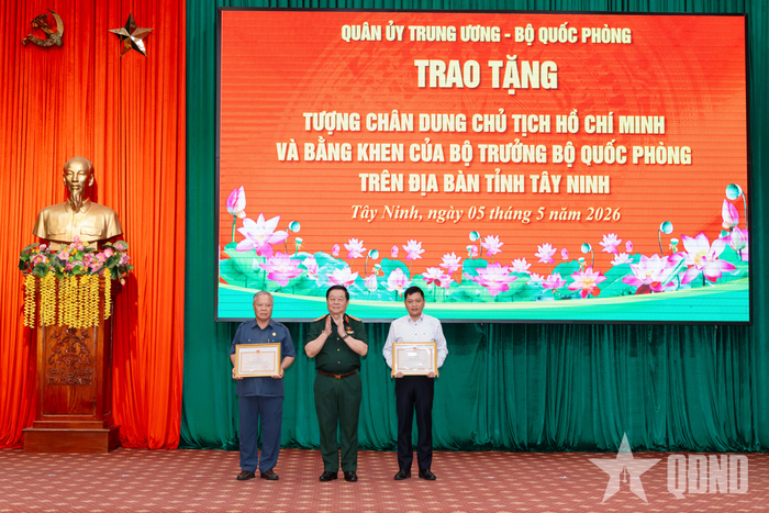 Đại tướng Nguyễn Trọng Nghĩa trao Bằng khen của Bộ trưởng Bộ Quốc phòng tặng các tập thể và cá nhân có thành tích xuất sắc trong công tác bầu cử đại biểu Quốc hội khóa XVI và đại biểu HĐND các cấp nhiệm kỳ 2026 - 2031.