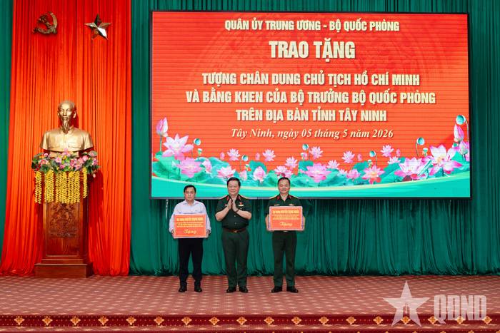 Đại tướng Nguyễn Trọng Nghĩa trao quà tặng Văn phòng Đoàn đại biểu Quốc hội và Bộ Chỉ huy Quân sự tỉnh Tây Ninh.