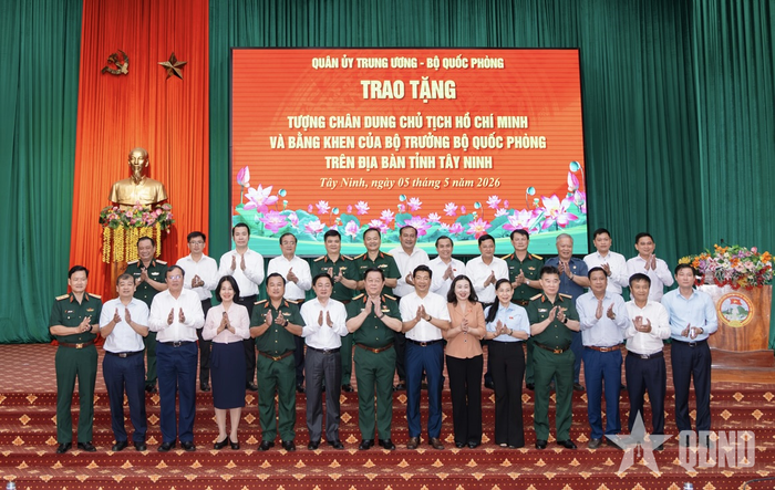 Đại tướng Nguyễn Trọng Nghĩa và các đại biểu chụp ảnh lưu niệm.