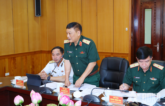 Các đại biểu đóng góp ý kiến tại buổi kiểm tra.