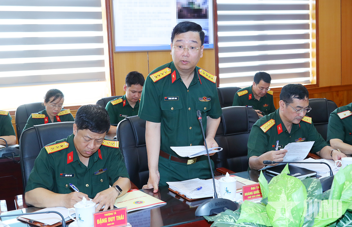 Lãnh đạo Nhà máy Z111 trình bày báo cáo tại buổi kiểm tra.