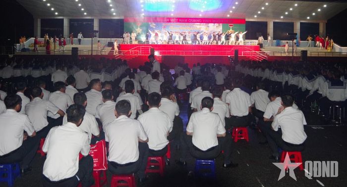  Quang cảnh chương trình biểu diễn nghệ thuật “Trường Sa - Bản hùng ca vang mãi”. 