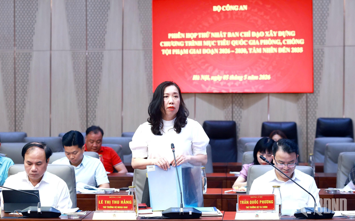 Đồng chí Lê Thị Thu Hằng, Thứ trưởng Bộ Ngoại giao đóng góp ý kiến tại phiên họp. 
