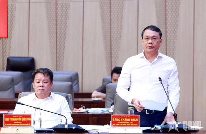  Đồng chí Đặng Khánh Toàn, Ủy viên Trung ương Đảng, Phó chánh Văn phòng Trung ương Đảng phát biểu tại phiên họp.