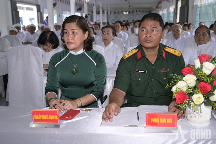  Các đại biểu tham gia buổi khai giảng.