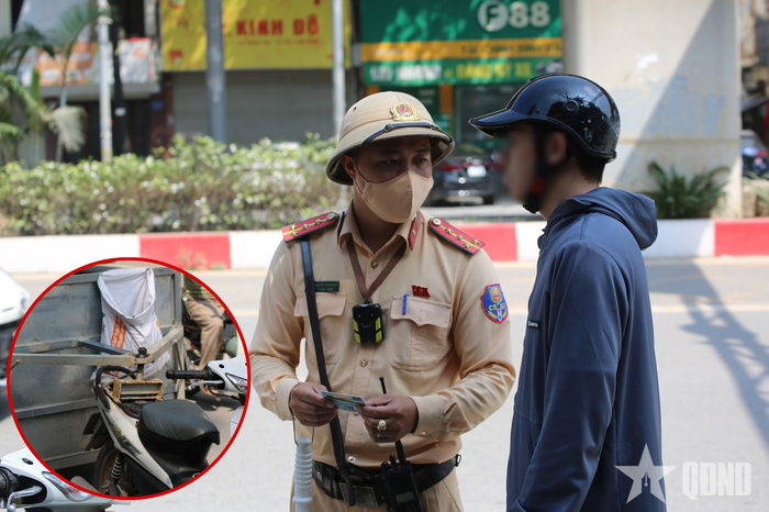  Nhân viên giao hàng “chế” thêm xe thùng phía sau để chở hàng. 