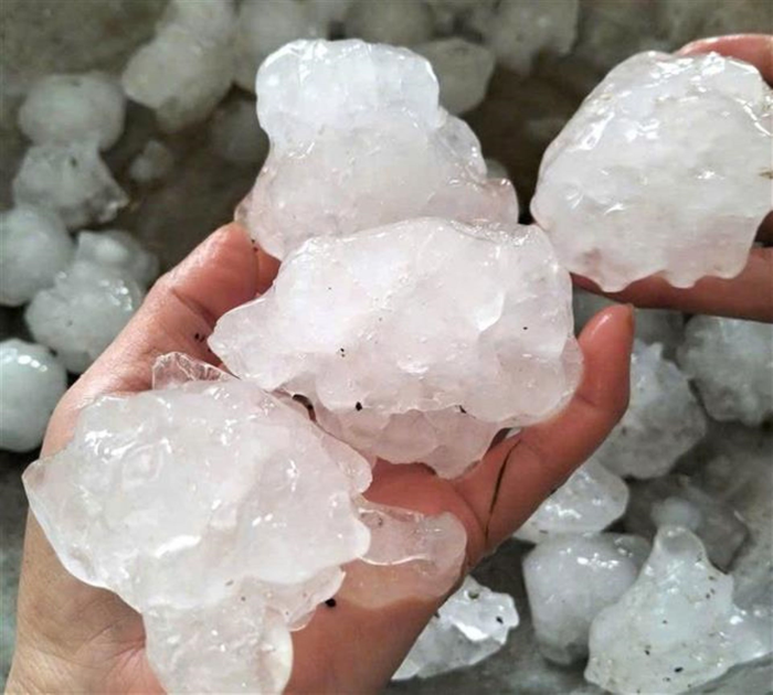 Nhiều viên đá có kích thước lớn, khi rơi xuống đã gây thiệt hại nghiêm trọng tài sản, hoa màu cho nhân dân. 