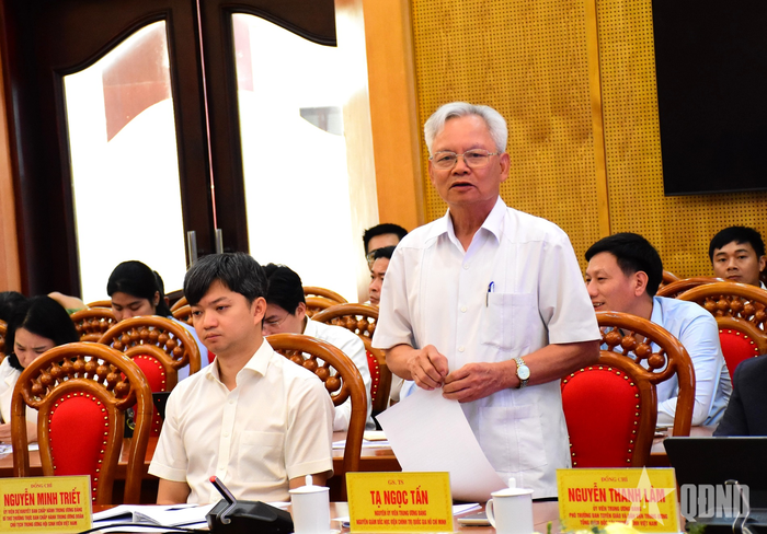  GS, TS Tạ Ngọc Tấn, nguyên Ủy viên Trung ương Đảng, nguyên Giám đốc Học viện Chính trị Quốc gia Hồ Chí Minh, nguyên Phó chủ tịch Thường trực Hội đồng Lý luận Trung ương phát biểu tại hội thảo. 