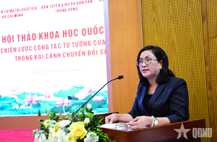 TS Đinh Thị Mai phát biểu đề dẫn hội thảo. 