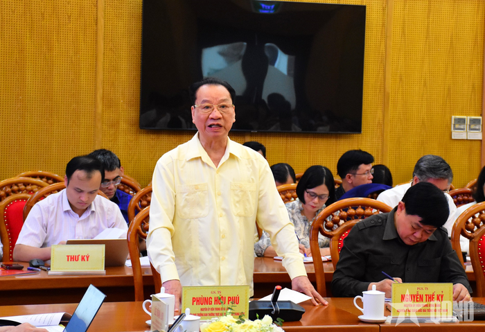 GS, TS Phùng Hữu Phú, nguyên Ủy viên Trung ương Đảng, nguyên Phó trưởng ban Thường trực Ban Tuyên giáo Trung ương, nguyên Phó chủ tịch Thường trực Hội đồng Lý luận Trung ương phát biểu tại hội thảo. 